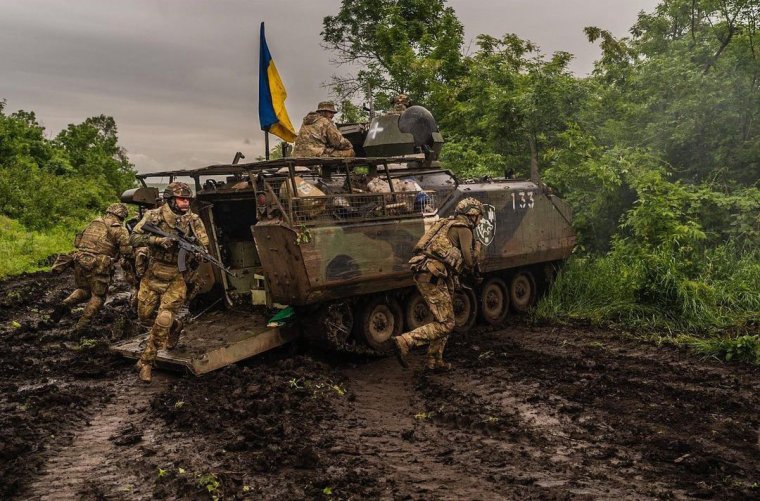 Szorult helyzetben van az orosz offenzíva miatt Ukrajna, Zelenszkij lemondta külföldi útjait