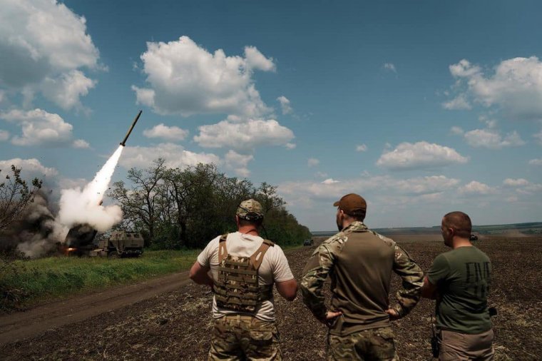 Orosz repülőterek elleni sikeres csapásokról számolt be az ukrán hadsereg, az orosz erők áttörést kísérelnek meg