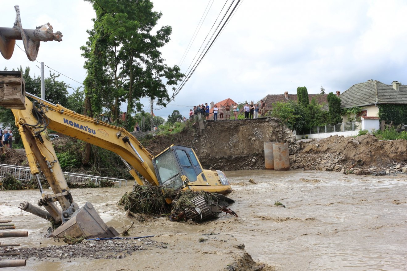 Elvitte az árvíz a két székelyföldi térség között kapcsolatot biztosító hidat
