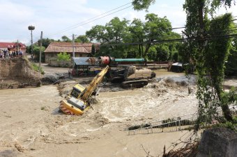 Elvitte az árvíz a két székelyföldi térség között kapcsolatot biztosító hidat