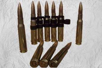 Bár a háború miatt szükség lenne a lőszerre, a bürokrácia hátráltatja, hogy Becali eladhassa a fegyvergyárát az amerikaiaknak
