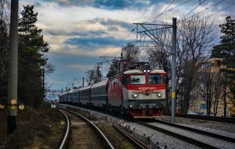 Menetidőrekordot döntött Erdélyben a bécsi gyors, de csigalassúsággal haladnak a vasúti fejlesztések