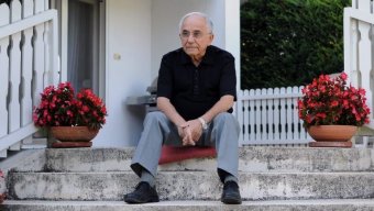 Sosem késő: új műsort indít „Csak ülök… Csakazértis!”  címmel a 90 éves Vitray Tamás újságíró, sportriporter