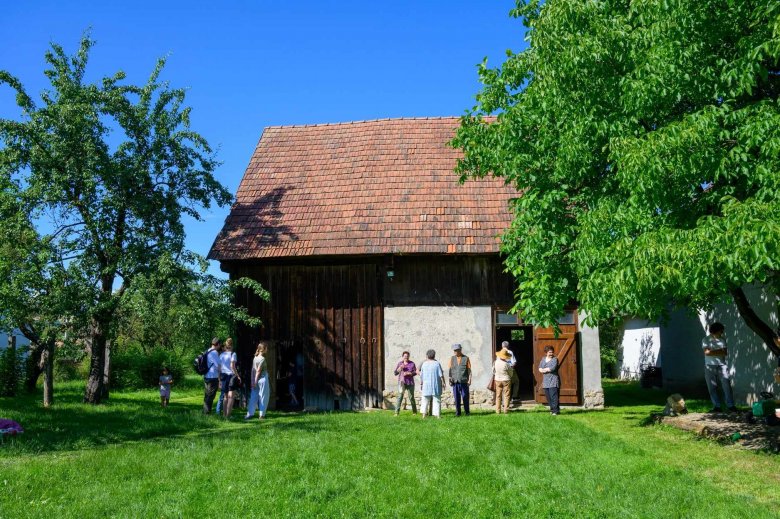 Kiürült csűrök, eltűnő régi erdélyi falukép: új életet lehelne a pusztuló gazdasági épületekbe egy művészeti-építészeti projekt