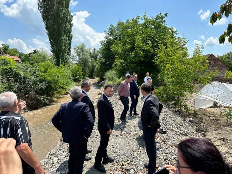 Szélsőséges időjárás: nehéz hónapok jönnek a miniszter szerint, akit sóval, kenyérrel, borral fogadtak az erdélyi árvízben
