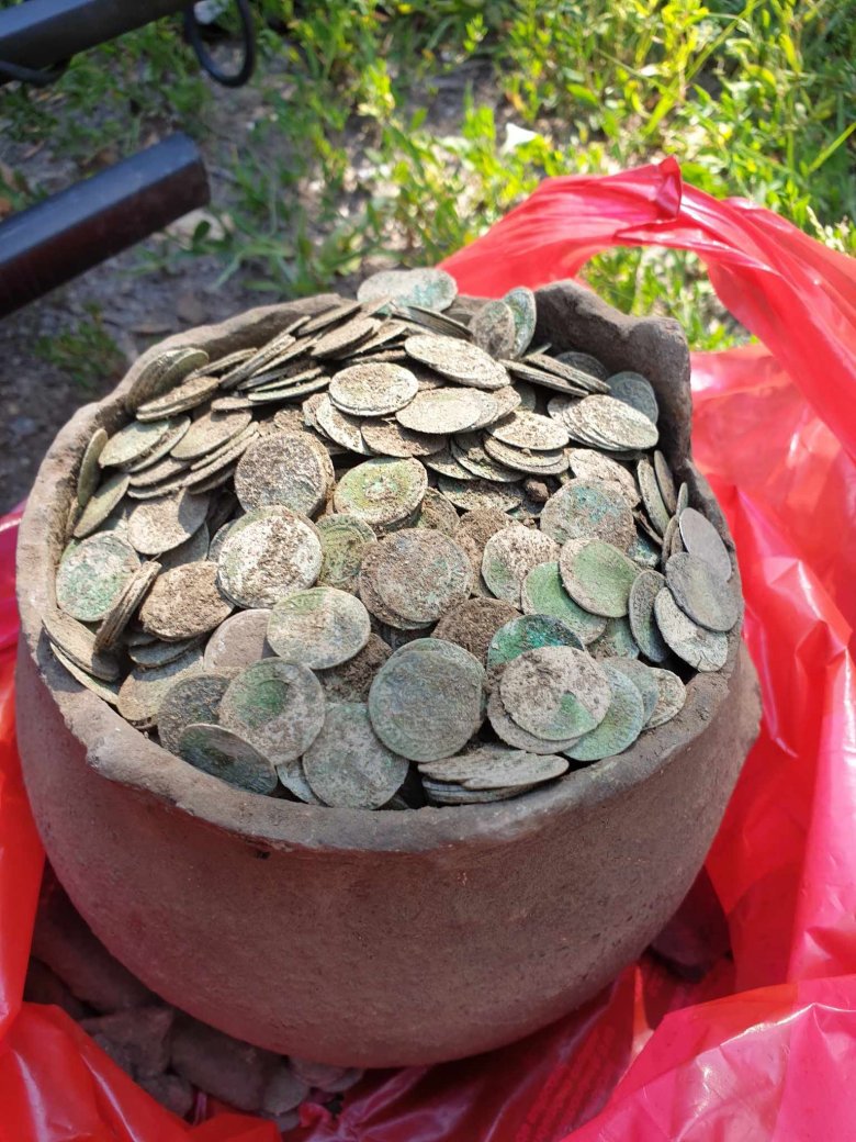 A pénz érintése ötszáz év után: csaknem ötezer magyar érmét talált egy bihari fémdetektoros kincskereső