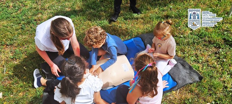 Elsősegélynyújtást tanítanak gyerekeknek Szatmáron, a cél az önkénteshálózat kialakítása, a felkészítés a katasztrófahelyzetekre