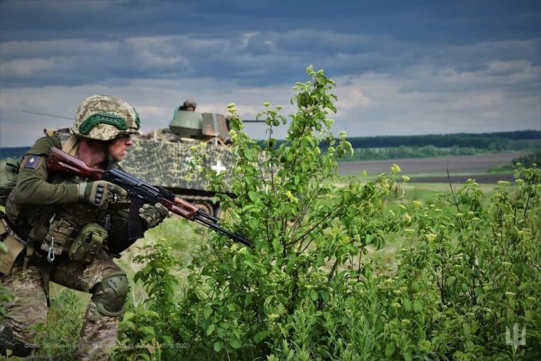 Zelenszkij szerint lassú az ukrán offenzíva, de halad – A Kreml szerint több mint hetven dróntámadást intéztek a Krím ellen