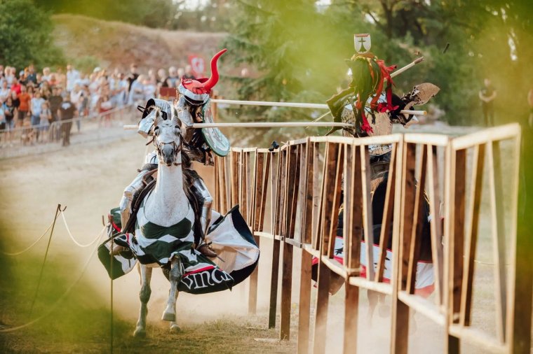 Középkori fesztivál a nagyváradi várban lovagokkal, mesterekkel és egy különleges világbajnoksággal