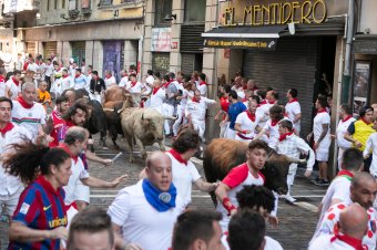 Pamplonai bikafuttatás: heten kórházba kerültek; volt, akit a térdhajlatában szúrt meg szarvával a bika