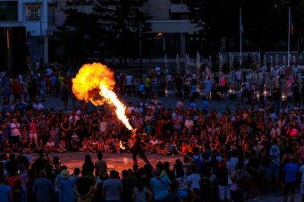 Tűzshow és minőségi muzsika: mediterrán városok hangulatát idéző utcazene-fesztivált szerveznek a hétvégén Szatmárnémetiben