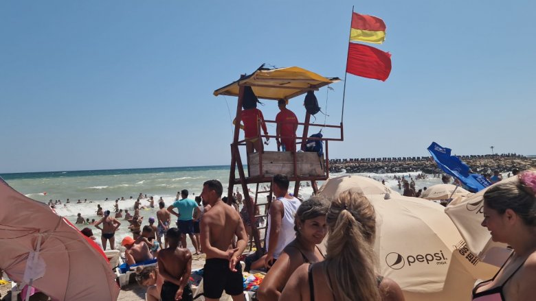 Figyelmeztetnek a vízimentők, de a nyaralók a vörös jelzés ellenére bemerészkednek a hullámokba a román tengerparton