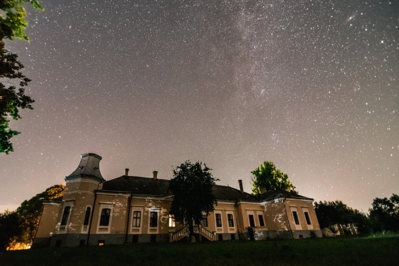Látványos fényjáték, hullócsillagnézés a hétvégén a Szatmár megyei Sándorhomokon a Kováts kúriában