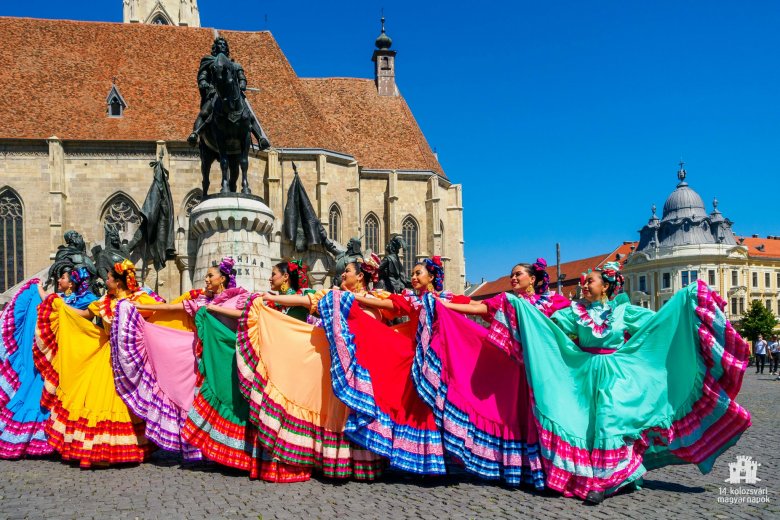 Színpompás kavalkád: mexikói táncosok is felléptek Kolozsvár Főterén – zajlik a 25. Szent István-napi Néptánctalálkozó