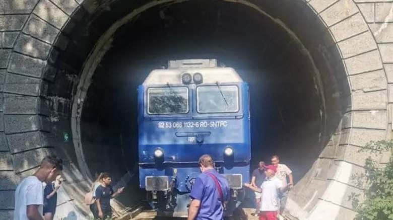 Meghibásodott egy Bukarestbe tartó szerelvény mozdonya, órákra egy alagútban rekedt