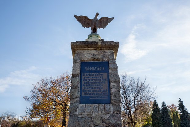 „Megtisztelt” román hősök: ellopták és egy fémlerakatban értékesítették a zilahi román katonai temető emlékművén álló sasszobrot