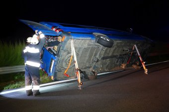 Egy személy meghalt, többen megsérültek, amikor egy román rendszámú kisbusz balesetezett Magyarországon