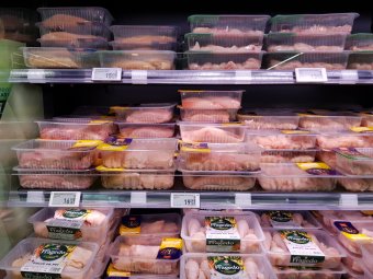 Ne fogyassza el! Szalmonella miatt vontak vissza erdélyi és partiumi boltokban is árusított csirkehúst