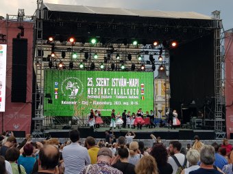 Csak ropták és ropták a néptánccsoportok a Kolozsvár Főterén felállított nagyszínpadon