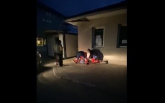 A járdán kényszerült szülni egy nő az egyik romániai kórház előtt, mivel nem volt szülészorvos ügyeletben