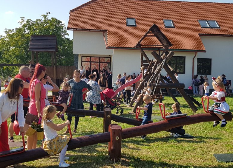 Román gyerekekkel is a soraiban nyitotta meg kapuit a méltatlanul támadott magyar óvoda Bánffyhunyadon