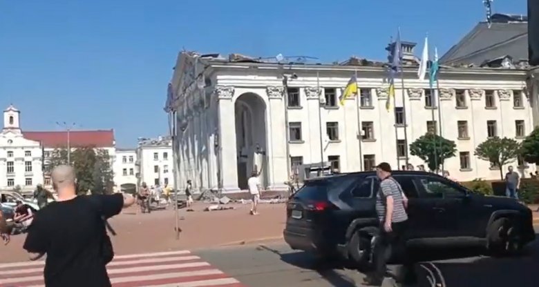 Színházat és egyetemet bombáztak az oroszok Csernyihivben, többen meghaltak