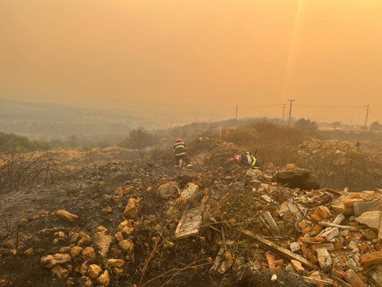 Tovább tombolnak a görögországi erdőtüzek, kompra kellett egy kórház betegeit menekíteni a lángok elől