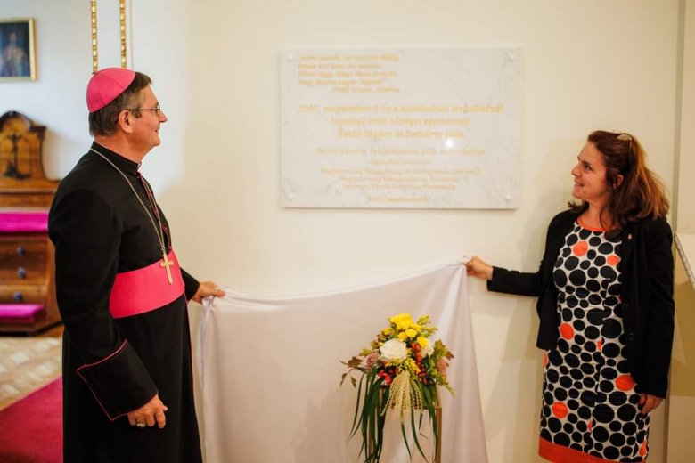 Emléktáblát avattak Szatmáron a püspöki palotában Petőfi és Szendrey Júlia házasságkötése tiszteletére