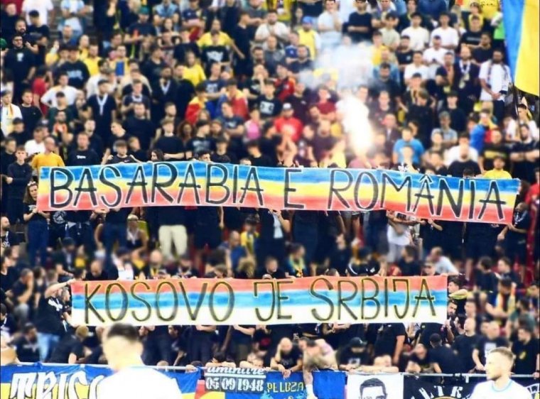 „Koszovó Szerbia”: 52 ezer euróra és egy zárt kapus meccsre büntették a román futballszövetséget