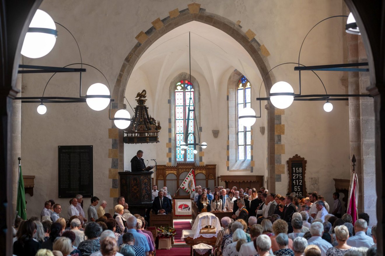 Felavatták Désen a magyar állami támogatással felújított református templomot és elemi iskolát
