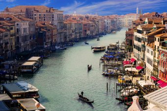 Napi 5 eurós belépődíjat fizettetnének Velencében a várost elözönlő turistákkal