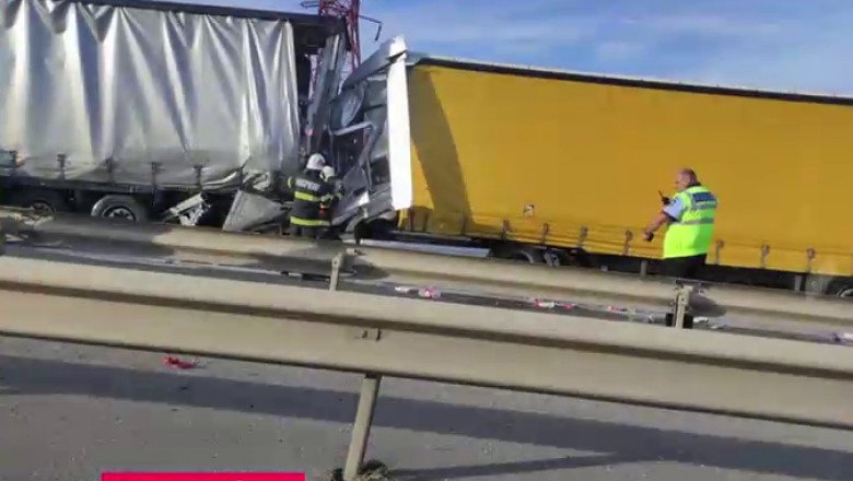 Borzasztó baleset: öten meghaltak, miután két kamion közé szorult egy kisbusz az autópályán