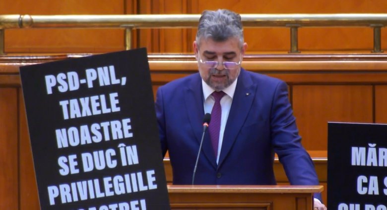 „Ciolacu adót emel”. Ellenzéki tiltakozás közepette vállalt felelősséget a kormányfő a deficitcsökkentésért
