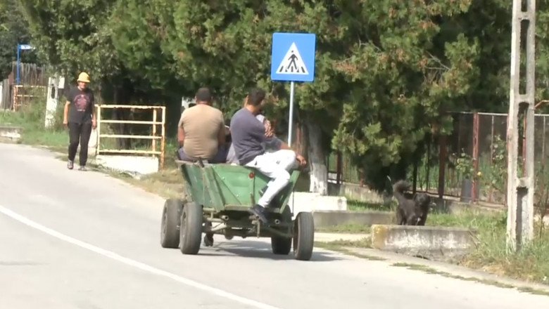 Romániai abszurd: bár se vízvezeték, se aszfalt, elektromosautó-töltő állomásokat akar egy  Mehedinți megyei falu polgármestere
