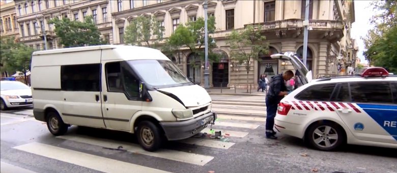 Illegális bevándorlókat szállító, román rendszámú kisbusz balesetezett Budapesten