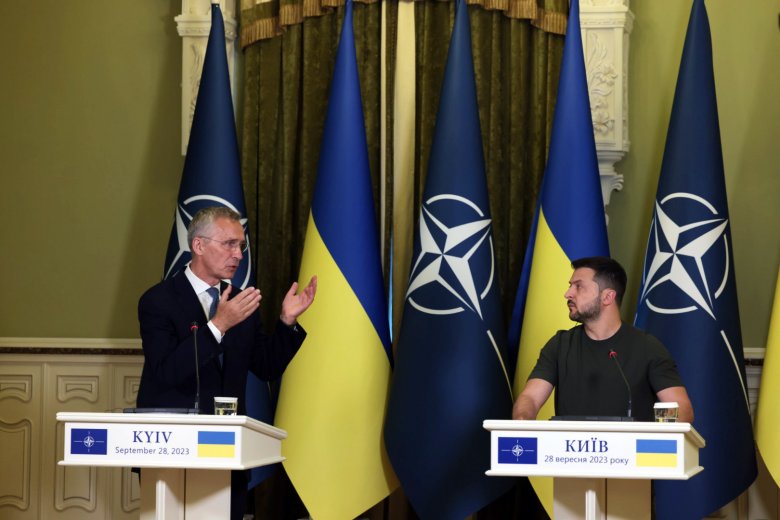 NATO-főtitkár: Ukrajna támogatása nemzetbiztonsági érdekünk – Zelenszkij a lövedékek hiányára panaszkodik