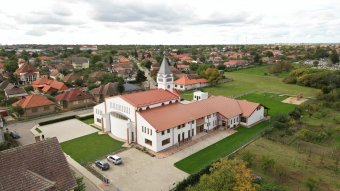 „Nagyon kellett” – Öt évvel a magyar kormány első erdélyi óvodaberuházása után „lelki templom” is épül Nagykárolyban
