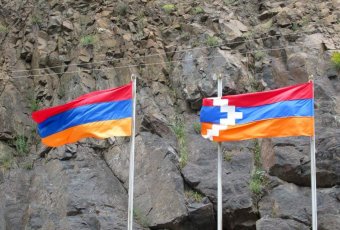 FRISSÍTVE - Félnek az azeriektől, elköltöznek a visszafoglalt Hegyi-Karabahból az örmények