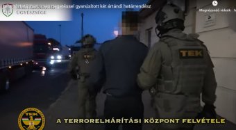 Romániába tartó sofőröktől kenőpénzt elfogadó magyar határőröket tartóztattak le
