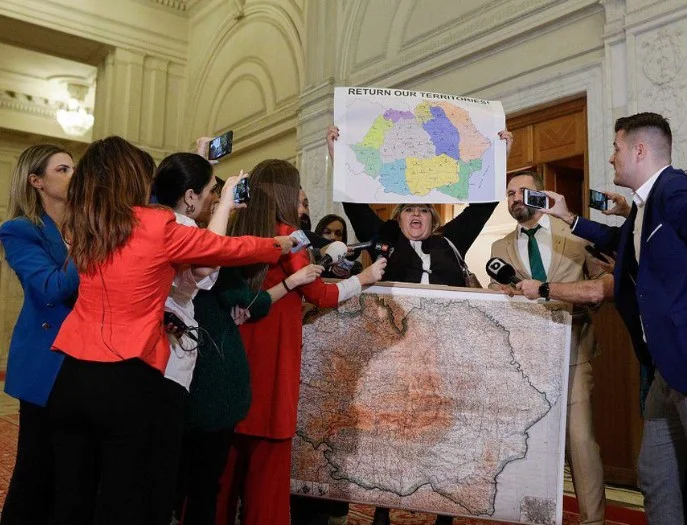 Nagy-Románia-térképpel adta elő magánszámát a Zelenszkijt román gyerekek megölésével vádoló Diana Şoşoacă