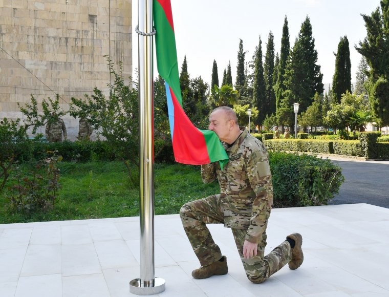 Az azeri elnök felvonta az azerbajdzsáni lobogót Khankendiben