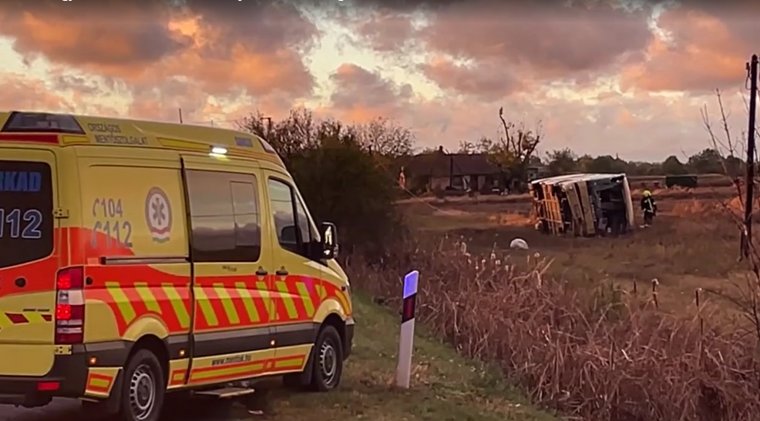Felborított egy buszt a vihar a magyar-román határ közelében, sok a sérült