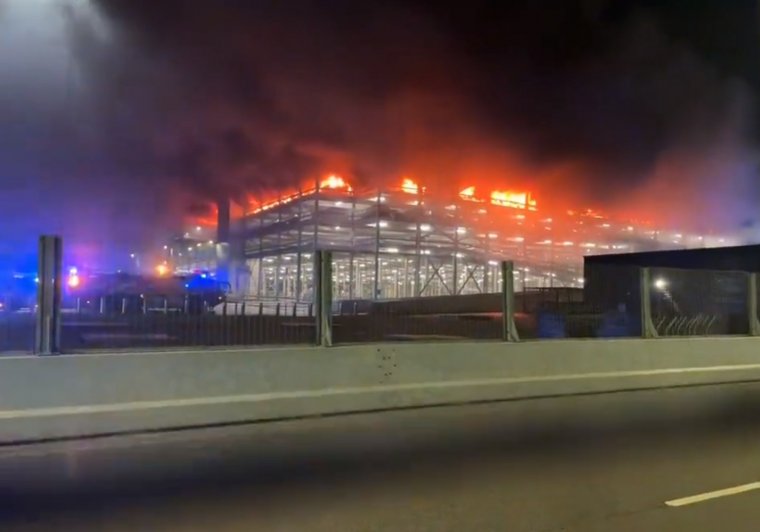Tűz miatt felfüggesztették a légiforgalmat a londoni Luton reptéren, öt személy kórházba került