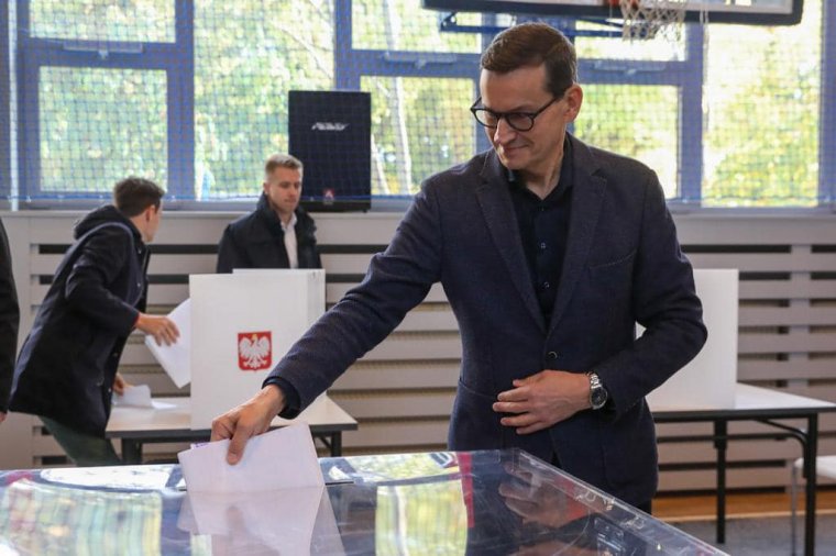 Az eddig kormányzó PiS győzött a lengyel választásokon az exit pollok szerint, Morawiecki kész kormányt alakítani