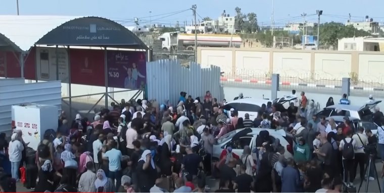 Megnyitották az Egyiptomba vezető menekülőutat a Gázában rekedt külföldiek előtt