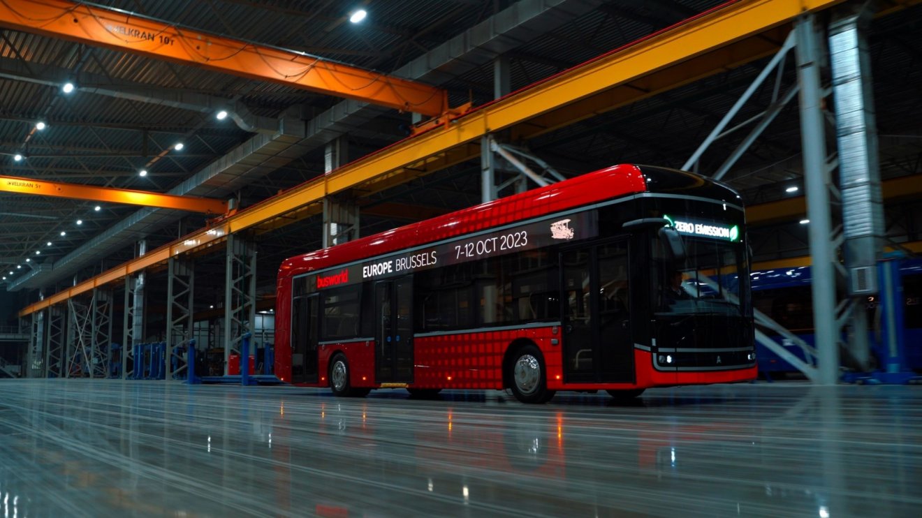 Egymásra villognak: újabb erdélyi város szállt be az elektromos buszok gyártásába