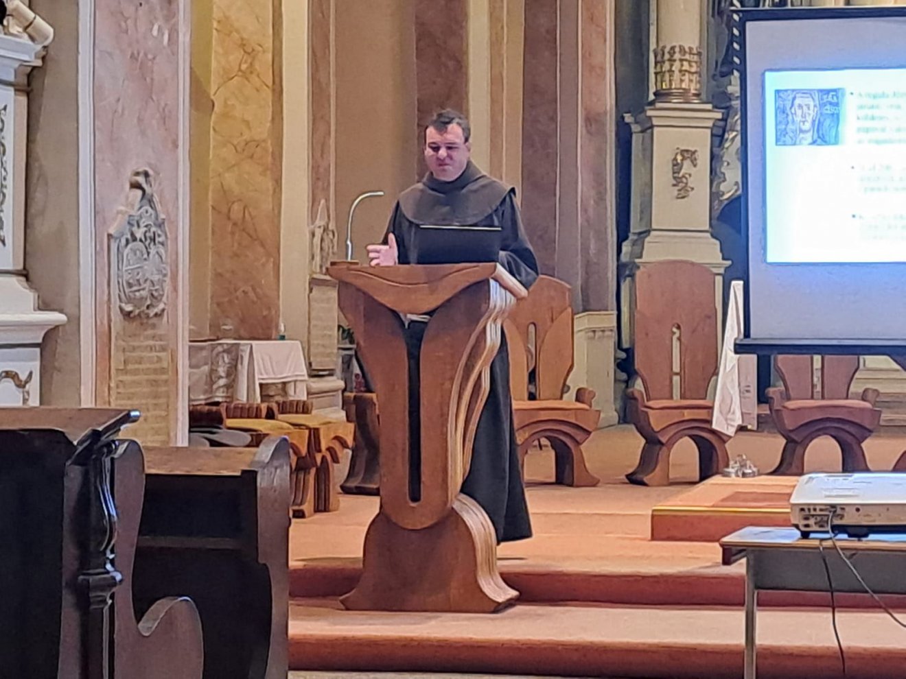 Jubileum a ferenceseknél: a rend 800 éves Megerősített Regulájáról tartott előadást Urbán Erik tartományfőnök Kolozsváron