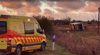 Felborított egy buszt a vihar a magyar-román határ közelében, sok a sérült