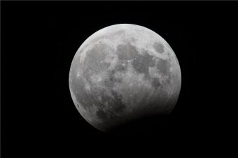 Részleges holdfogyatkozás volt látható szombaton este, a Föld árnyéka a Holdra vetült