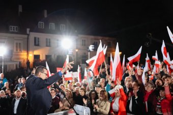 A kormányzó Jog és Igazságosság nyerte a lengyel választásokat, de nem rendelkezik önálló többséggel